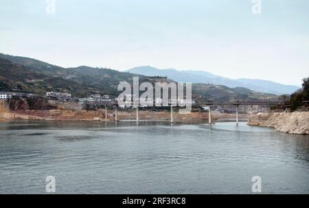 am Wasser Landschaft entlang des Jangtse in China einschließlich der Brücke und einige Siedlung Stockfoto