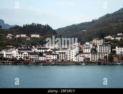 am Wasser Landschaft entlang des Jangtse in China am Abend Stockfoto