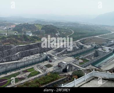 neblig Luftaufnahme des drei-Schluchten-Staudamm am Jangtse in China Stockfoto