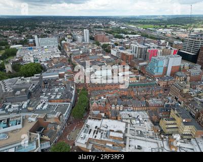 Lektüre der Geschäfte im Stadtzentrum und Wohnsitz der Berkshire UK Drohne, Antenne Stockfoto