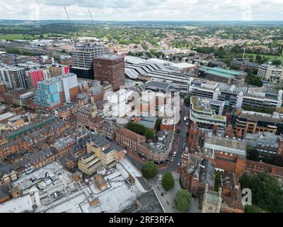 Lektüre der Geschäfte im Stadtzentrum und Wohnsitz der Berkshire UK Drohne, Antenne Stockfoto