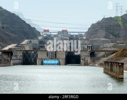 nebelige Landschaft einschließlich der drei-Schluchten-Staudamm am Jangtse-Fluss in China Stockfoto