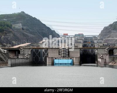 nebelige Landschaft einschließlich der drei-Schluchten-Staudamm am Jangtse-Fluss in China Stockfoto