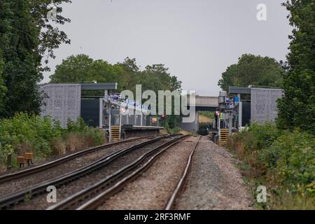 Der neu eröffnete Bahnhof Thanet Parkway ist von einem nahe gelegenen Bahnübergang in Kent aus zu sehen. Stockfoto