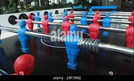 Fußballtisch oder Fußballtischspiel mit Plastikfigur. Mini-Fußballspiel, das in der Vergangenheit berühmt war und ein Sammlerstück für Fußballfans ist. Pl Stockfoto