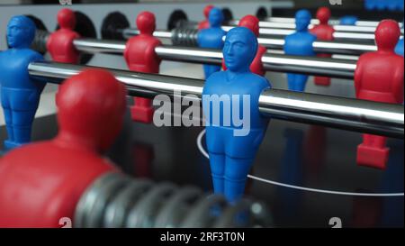 Fußballtisch oder Fußballtischspiel mit Plastikfigur. Mini-Fußballspiel, das in der Vergangenheit berühmt war und ein Sammlerstück für Fußballfans ist. Pl Stockfoto