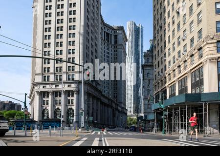 Blick auf den Foley Square, eine Straßenkreuzung im Civic Center von Lower Manhattan, New York City, mit Thomas Paine Park Stockfoto