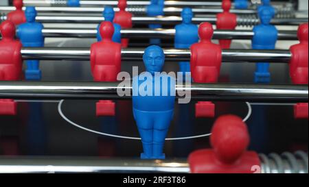 Fußballtisch oder Fußballtischspiel mit Plastikfigur. Mini-Fußballspiel, das in der Vergangenheit berühmt war und ein Sammlerstück für Fußballfans ist. Pl Stockfoto