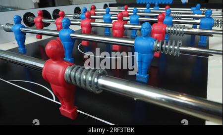 Fußballtisch oder Fußballtischspiel mit Plastikfigur. Mini-Fußballspiel, das in der Vergangenheit berühmt war und ein Sammlerstück für Fußballfans ist. Pl Stockfoto
