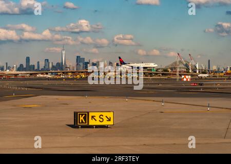 9/27/2022: Newark, New Jersey, USA - Ein Delta Airlines Jet landet auf der Landebahn am Newark Liberty Airport mit der Skyline von New York City und einem WTC Stockfoto
