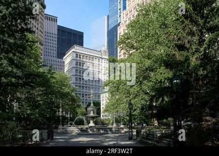 Blick auf den Jacob Wrey Mould Fountain im City Hall Park, einem öffentlichen Park rund um die New York City Hall im Civic Center von Manhattan Stockfoto