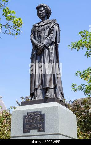 Grantham Lincolnshire Monument zur Margaret Thatcher Statue Grantham auf St. Peter's Hill Green Grantham South Kesteven Lincolnshire England GB Europa Stockfoto