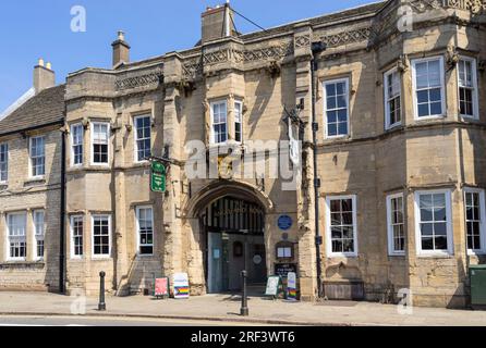 Stadtzentrum von Grantham das historische Angel and Royal Inn and Hotel an der High Street Grantham South Kesteven Lincolnshire England GB Europe Stockfoto