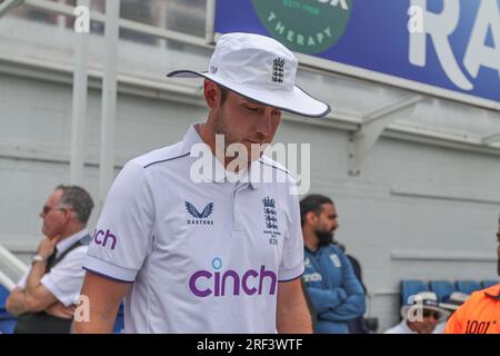 Stuart Broad of England kommt nach dem Regen heraus während der LV= Insurance Ashes Fifth Test Series Day Five England gegen Australien im Kia Oval, London, Großbritannien, 31. Juli 2023 (Foto von Mark Cosgrove/News Images) Stockfoto