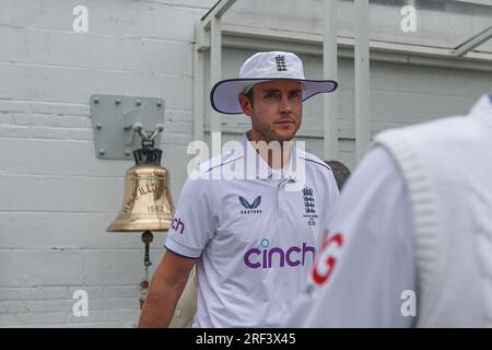 Stuart Broad of England kommt nach dem Regen heraus während der LV= Insurance Ashes Fifth Test Series Day Five England gegen Australien am Kia Oval, London, Großbritannien, 31. Juli 2023 (Foto von Mark Cosgrove/News Images) in, am 7./31. Juli 2023. (Foto: Mark Cosgrove/News Images/Sipa USA) Guthaben: SIPA USA/Alamy Live News Stockfoto