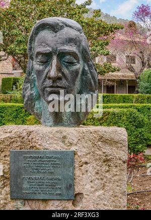 Bronzeskulptur des polnischen Pianisten und Komponisten Frederic Chopin von Zofie Wolska in den Klostergärten von Valldemossa Mallorca Spanien Stockfoto