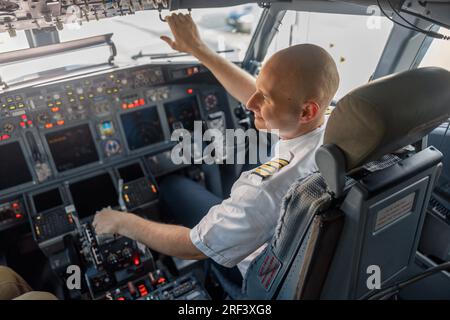 Blick aus der Perspektive eines professionellen Piloten, der in einer Flugzeugkabine sitzt und zum Start bereit ist Stockfoto