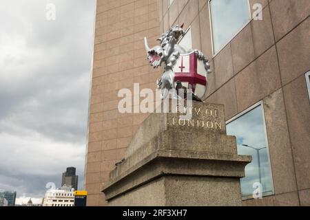 City of London kündigt die Grenzmarkierung für Drachen auf der Südseite (Southwark) der London Bridge, London, England, Großbritannien Stockfoto