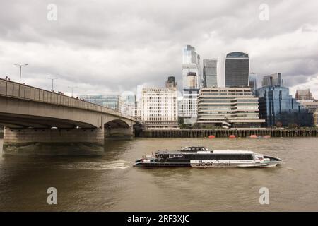 Die Skyline von London aus der Südseite der Themse, London, England, Großbritannien Stockfoto