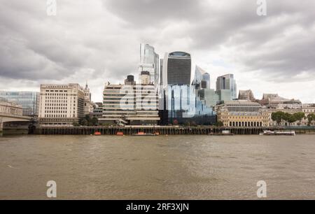 Die Skyline von London aus der Südseite der Themse, London, England, Großbritannien Stockfoto