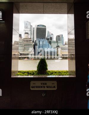 Der Walkie Talkie Wolkenkratzer und die Skyline der Stadt London aus Sicht der Südseite der Themse, London, England, Großbritannien Stockfoto