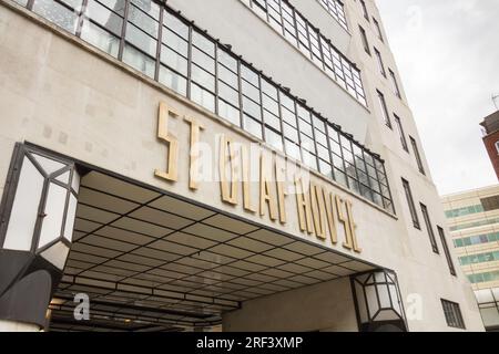 Eingang zu den markanten Art Deco St Olaf House, London Bridge Hospital, Hay's Wharf, Tooley Street, Southwark, London, UK Stockfoto