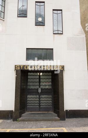 Ein Seiteneingang zum markanten Art Deco St Olaf House, London Bridge Hospital, Hay's Wharf, Tooley Street, Southwark, London, Großbritannien Stockfoto