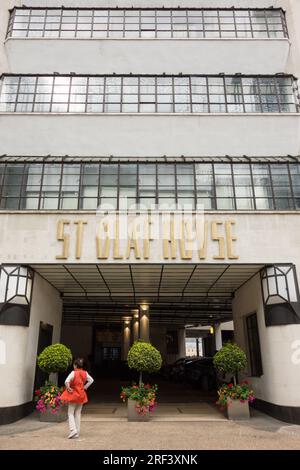 Eingang zu den markanten Art Deco St Olaf House, London Bridge Hospital, Hay's Wharf, Tooley Street, Southwark, London, UK Stockfoto