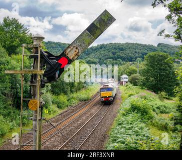 Einzelmotor auf der Midland Mainline von Sheffield nach Manchester, Abfahrt vom Bahnhof Grindleford im Derbyshire Peak District UK Stockfoto