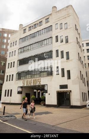 Eingang zu den markanten Art Deco St Olaf House, London Bridge Hospital, Hay's Wharf, Tooley Street, Southwark, London, UK Stockfoto