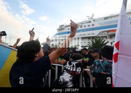 BATUMI, GEORGIEN - 31. JULI 2023 - Demonstranten protestieren gegen die Ankunft des Kreuzfahrtschiffs Astoria Grande mit etwa 800 überwiegend russischen Passagieren Stockfoto