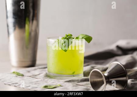 Gin Basil Smash Cocktail Alkohol Gin, Zitronensaft, Sirup und Basilikumblätter Stockfoto