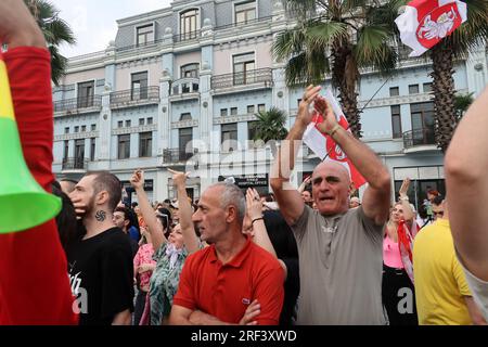 BATUMI, GEORGIEN - 31. JULI 2023 - Demonstranten protestieren gegen die Ankunft des Kreuzfahrtschiffs Astoria Grande mit etwa 800 überwiegend russischen Passagieren Stockfoto