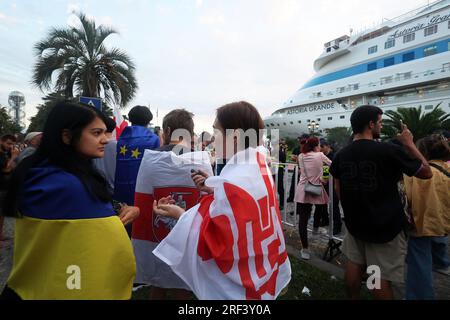 BATUMI, GEORGIEN - 31. JULI 2023 - Demonstranten protestieren gegen die Ankunft des Kreuzfahrtschiffs Astoria Grande mit etwa 800 überwiegend russischen Passagieren Stockfoto