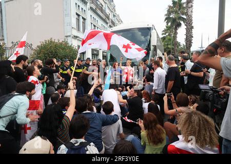 BATUMI, GEORGIEN - 31. JULI 2023 - Aktivisten blockieren einen Bus mit russischen Touristen, Batumi, Georgien. Stockfoto