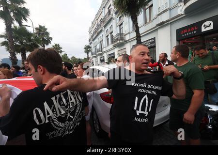 BATUMI, GEORGIEN - 31. JULI 2023 - Demonstranten protestieren gegen die Ankunft des Kreuzfahrtschiffs Astoria Grande mit etwa 800 überwiegend russischen Passagieren Stockfoto