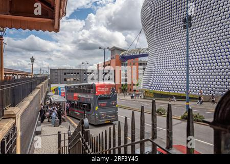 Bushaltestelle vor dem Bahnhof Birmingham Moor Street und dem Bullring Shopping Centre in Birmingahm, West Midlands, Großbritannien, am 23. Juli 2023 Stockfoto