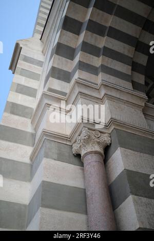 Steinbaudesign an der Fassade der Kathedrale in Marseille, Frankreich Stockfoto