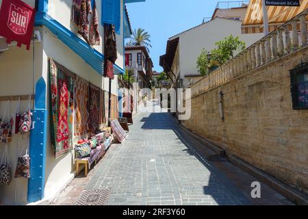 Geschäfte und Geschäftsstraßen in der historischen Altstadt von Kaleici Antalya, Türkei Stockfoto