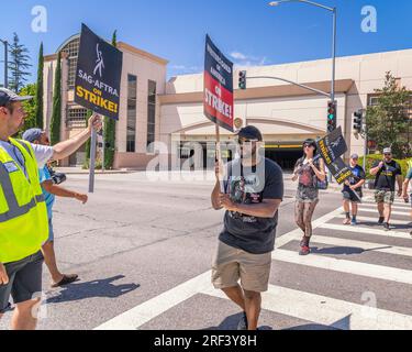 Burbank, Kalifornien, USA – 26. Juli 2023: Mitglieder der Schriftstellergilde von Amerika, der sag und der AFTRA-Gewerkschaften streiken vor dem Warner Brothers-Studio in Burbank, Kalifornien. Stockfoto