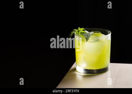 Gin Basil Smash Cocktail Alkohol Gin, Zitronensaft, Sirup und Basilikumblätter Stockfoto