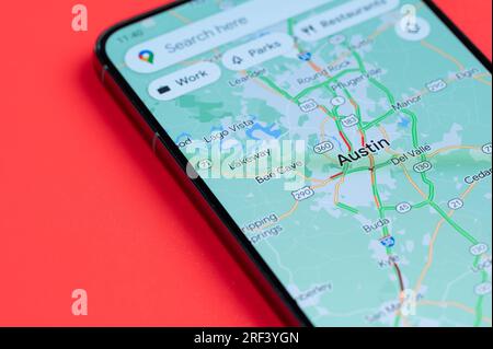 New York, USA - 21. Juli 2023: Autoverkehr in Austin auf google Maps in der Nahaufnahme des Smartphone-Bildschirms Stockfoto