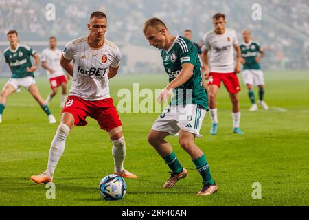 Patryk Kun in einem Duell mit Kamil Dankowski während des Spiels PKO BP Ekstraklasa 2023/24 zwischen Legia Warszawa und LKS Lodz bei Marshall Józef Piłsudski Stockfoto