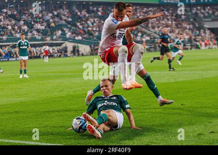 Patryk Kun in einem Duell mit Kamil Dankowski während des Spiels PKO BP Ekstraklasa 2023/24 zwischen Legia Warszawa und LKS Lodz bei Marshall Józef Piłsudski Stockfoto