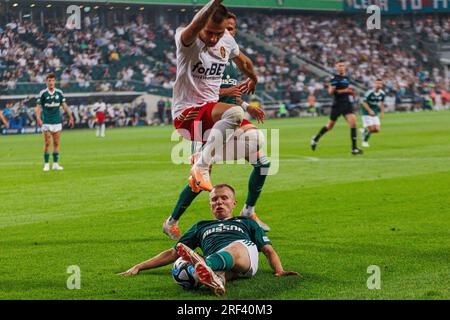 Patryk Kun in einem Duell mit Kamil Dankowski während des Spiels PKO BP Ekstraklasa 2023/24 zwischen Legia Warszawa und LKS Lodz bei Marshall Józef Piłsudski Stockfoto