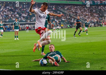 Patryk Kun in einem Duell mit Kamil Dankowski während des Spiels PKO BP Ekstraklasa 2023/24 zwischen Legia Warszawa und LKS Lodz bei Marshall Józef Piłsudski Stockfoto