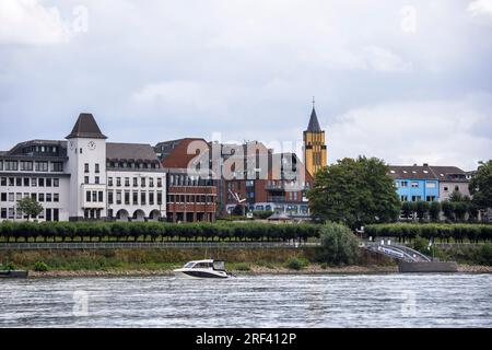 Blick vom Rheinufer im Stadtteil Rodenkirchen-Weiss nach Porz, links vom Rathaus, Turm der St. Josef-Kirche, Köln, Deutschland Stockfoto