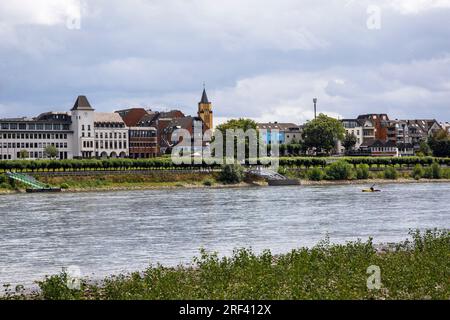 Blick vom Rheinufer im Stadtteil Rodenkirchen-Weiss nach Porz, links vom Rathaus, Turm der St. Josef-Kirche, Köln, Deutschland Stockfoto