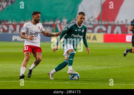 Ernest Muci in einem Duell mit Pirulo während des Spiels PKO BP Ekstraklasa 2023/24 zwischen Legia Warszawa und LKS Lodz in der Gemeinde Marshall Józef Piłsudski Stockfoto