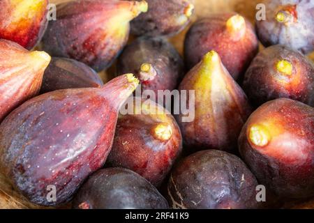 Feigen in einer Holzschüssel, Nahaufnahme. Stockfoto